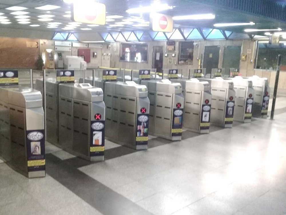 تبلیغات بر روی گیت های وروردی ایستگاه مترو